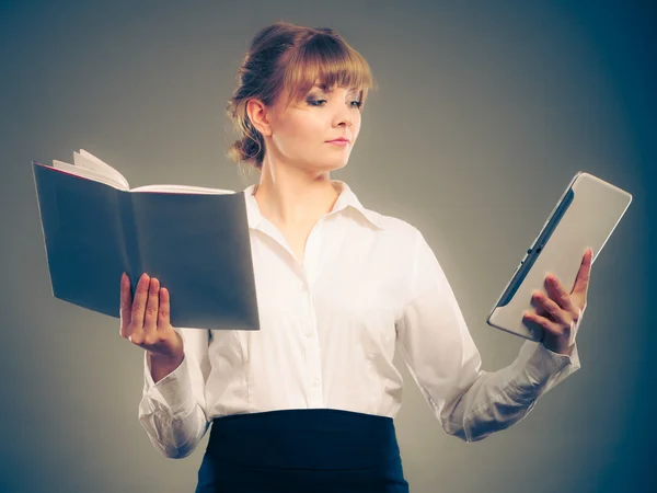 Mujer aprendiendo con ebook y libro. Educación . — Foto de Stock