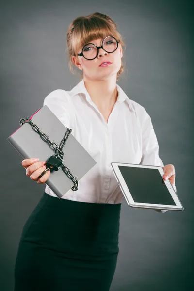 Nő a dokumentum és a tabletta. Digitális tárolós. — Stock Fotó