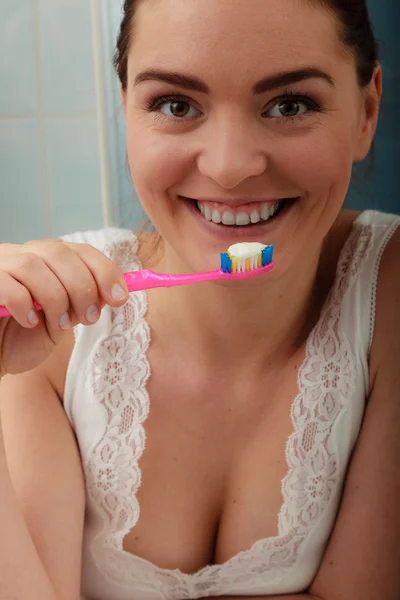 Kadın temizlik diş fırçalamaya. Ağız hijyeni. — Stok fotoğraf