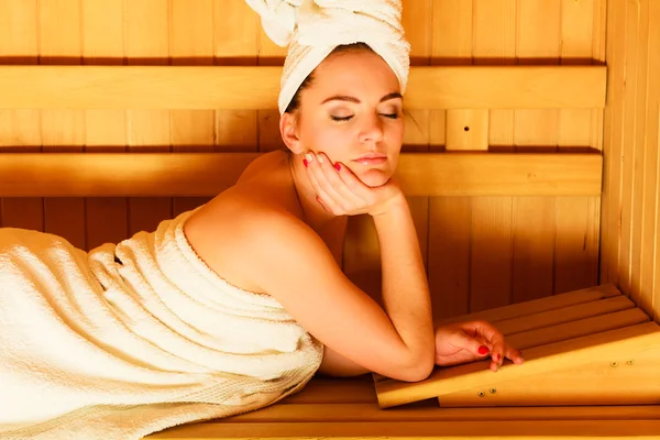 Mulher deitada relaxada na sauna — Fotografia de Stock
