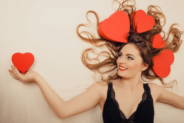 Chica con corazón forma cajas alrededor de la cabeza . — Foto de Stock