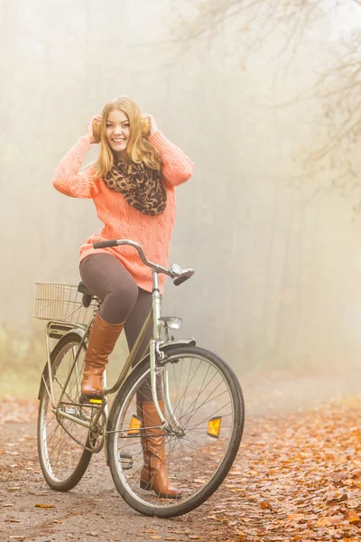 자전거를 타는 여자 — 스톡 사진