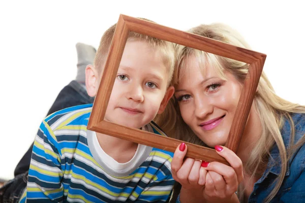 Mamma med son håller ram — Stockfoto