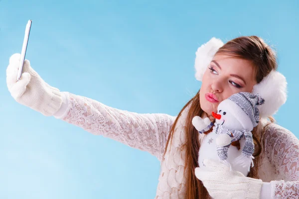 Mulher com pequeno boneco de neve tirando foto selfie . — Fotografia de Stock