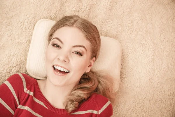 Feliz mujer sonriente relajándose en la cama . —  Fotos de Stock