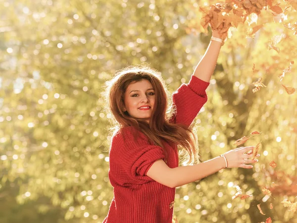 Femme se détendre dans le parc d'automne — Photo