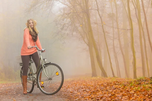 女の子リラックスしたライディング自転車 — ストック写真