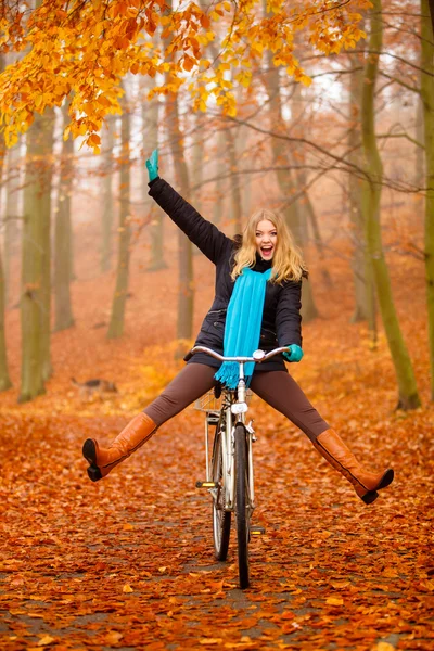 Fille se détendre dans le parc automnal — Photo