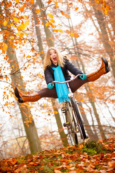 Menina relaxante no parque outonal — Fotografia de Stock