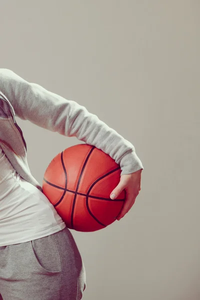 Genç kız holding basketbol — Stok fotoğraf