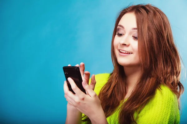 Mulher mensagens de texto no telefone móvel — Fotografia de Stock