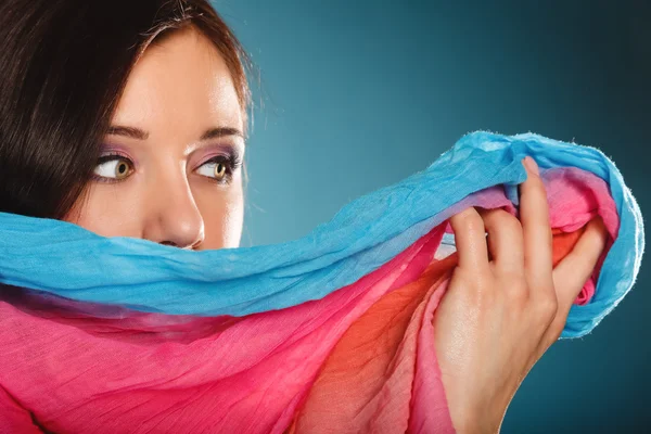 Vrouw met veelkleurige sjaal poseren — Stockfoto