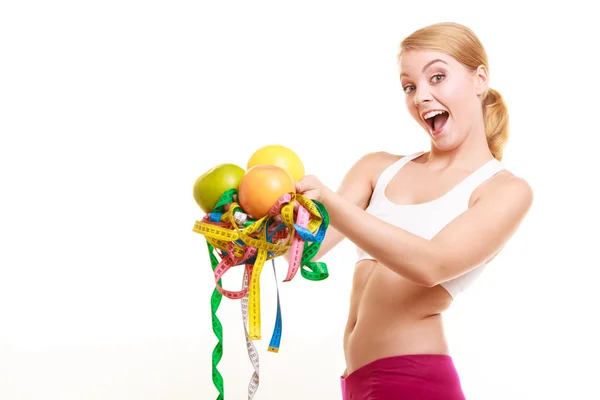 Woman holding grapefruits and  measures. — Stock Photo, Image