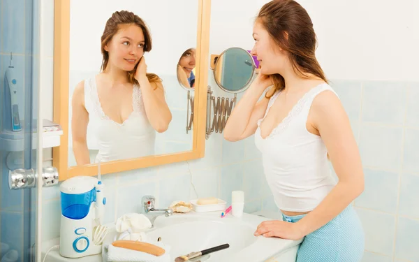 Chica en cuarto de baño mirando en espejo —  Fotos de Stock