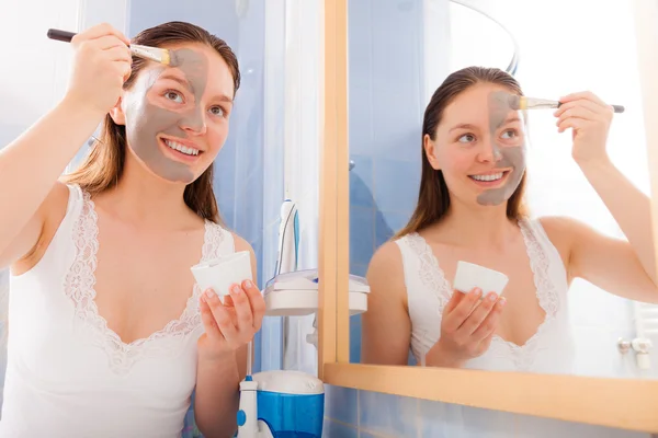 Mujer sosteniendo cepillo — Foto de Stock