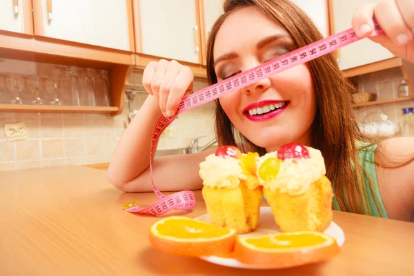 Frau schaut sich leckere Kuchen an — Stockfoto