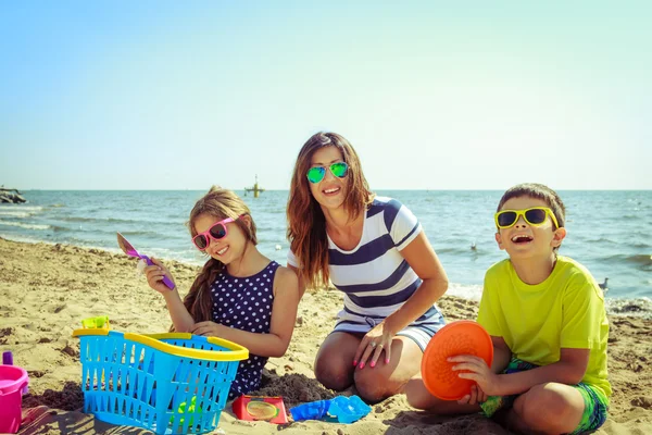 Syn córka rodziny matki, zabawy na plaży. — Zdjęcie stockowe