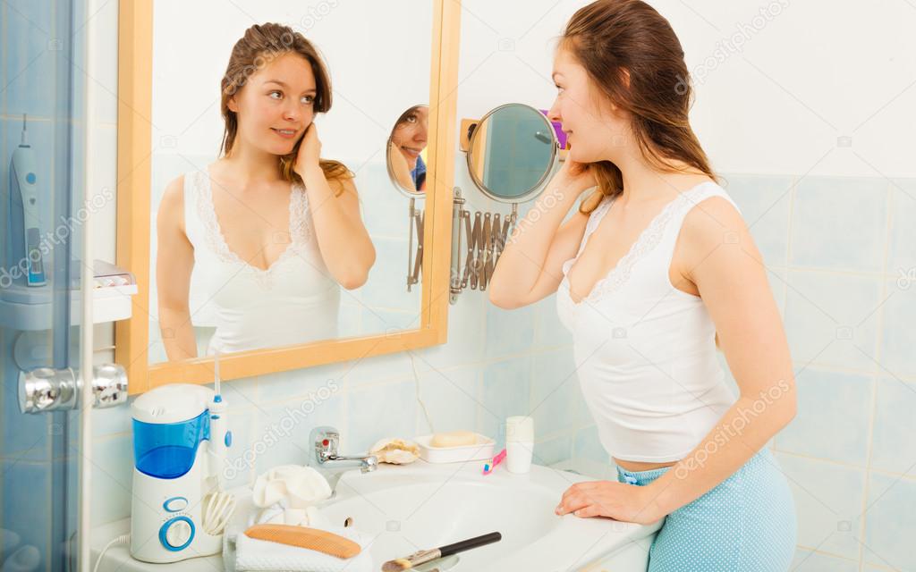 Mädchen im Badezimmer in Spiegel — Stockfoto © Voyagerix #81096198 Mädchen im Badezimmer in Spiegel — Stockfoto © Voyagerix #81096198