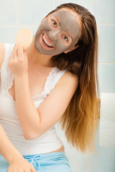 Cara de mujer con máscara facial de barro — Foto de Stock