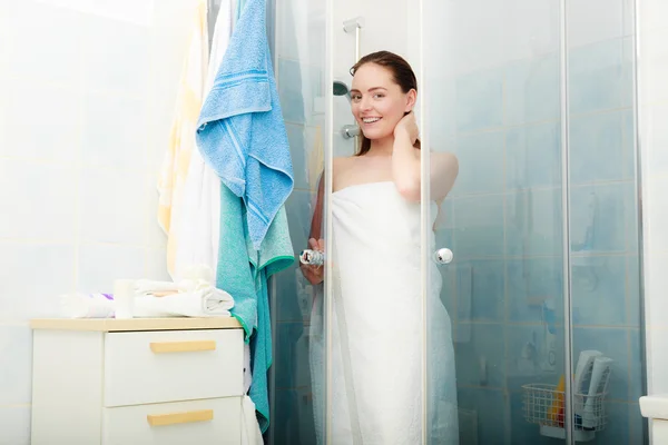 Meisje nemen douche — Stockfoto