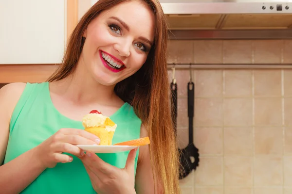 Mujer sosteniendo delicioso pastel dulce . — Foto de Stock