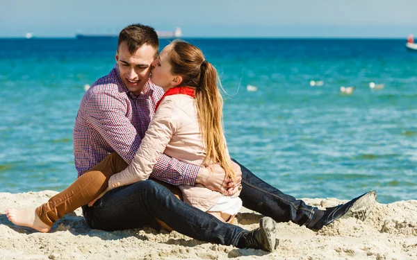 Casal abraço na praia — Fotografia de Stock