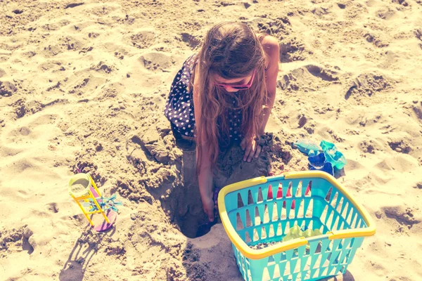 Menina se divertindo na praia — Fotografia de Stock