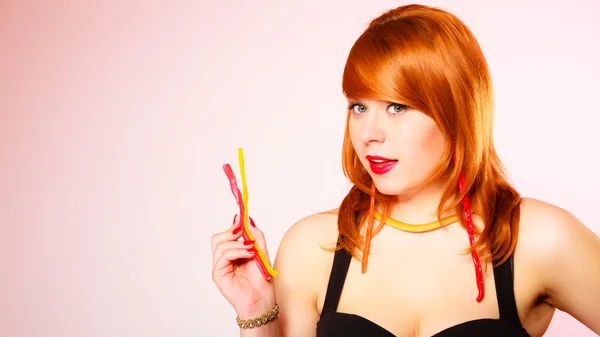 Donna dai capelli rossi con caramelle — Foto Stock