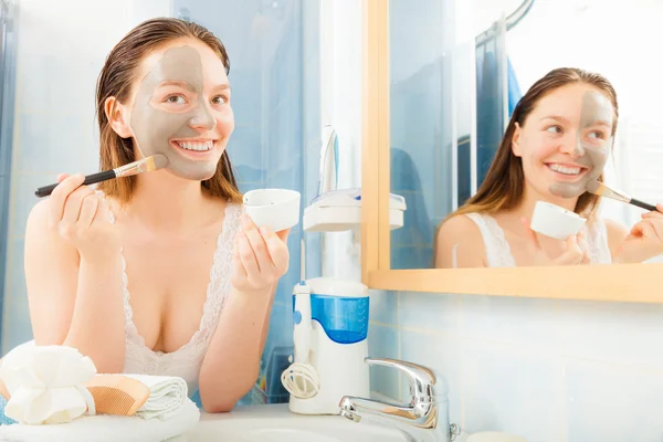 Mujer aplicando máscara facial de barro — Foto de Stock