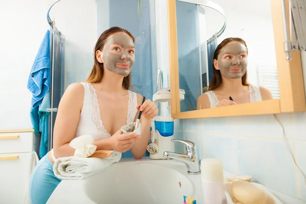 Kvinna applicera lera ansiktsmask — Stockfoto