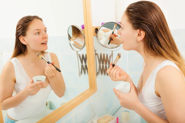 Mujer aplicando máscara facial de barro — Foto de Stock