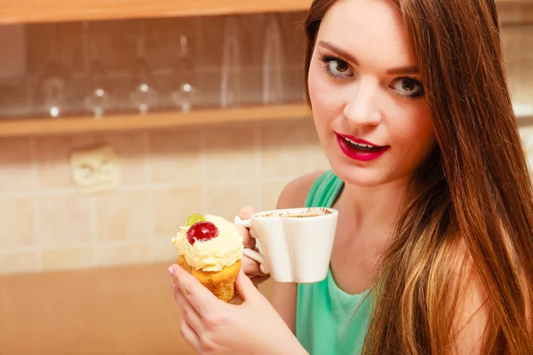 Kvinne som drikker kaffe – stockfoto