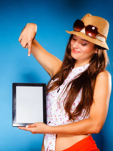 Tela de exibição menina de tablet — Fotografia de Stock