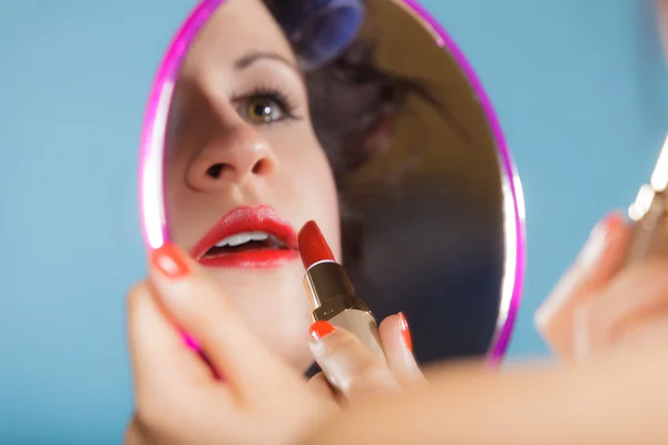 Mujer aplicando lápiz labial rojo —  Fotos de Stock