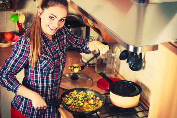 Mujer cocinar verduras —  Fotos de Stock