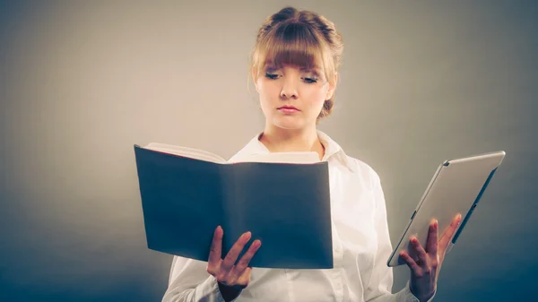 Vrouw leren met ebook en boek. Onderwijs. — Stockfoto