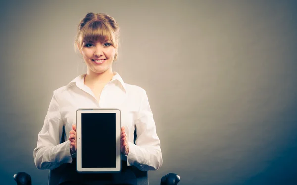 Kadın holding tablet. — Stok fotoğraf