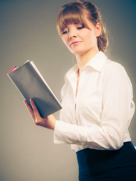 Mulher leitura livro. — Fotografia de Stock