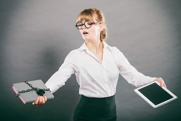 Frau mit Dokument und Tablet. — Stockfoto