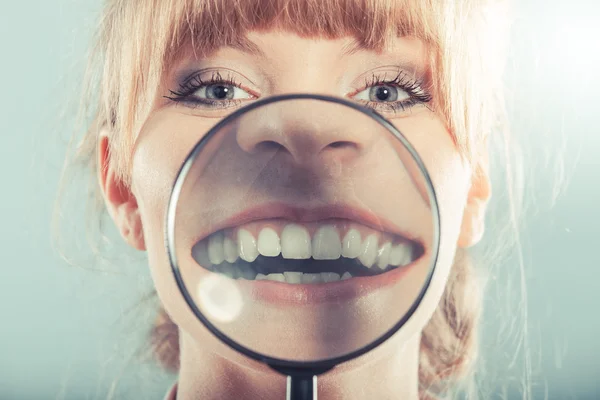 Kadın gösteren dişler — Stok fotoğraf