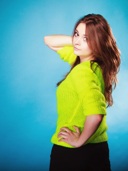 Портрет дівчини-підлітка в яскравому кольоровому светрі на синьому — стокове фото