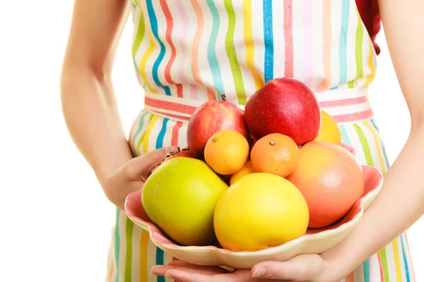 Femme au foyer ou vendeur offrant des fruits sains isolés — Photo