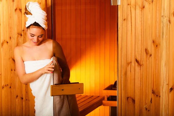 Femme relaxante dans une salle de sauna en bois — Photo