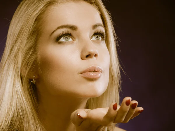 Beauty blonde woman blowing kiss — Stock Photo, Image