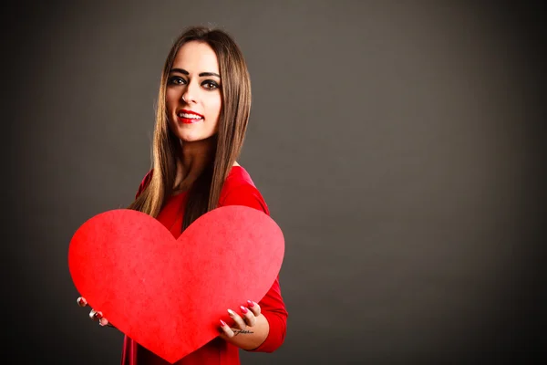 Valentim dia mulher segurando coração . — Fotografia de Stock