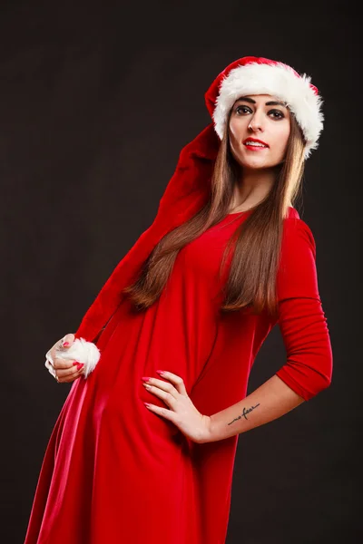 Femme portant santa claus chapeau sur noir — Photo