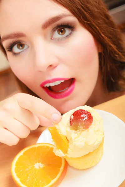 Mulher comendo delicioso bolo doce. Gluttonia . — Fotografia de Stock