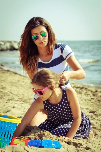 Rodzina matki i córki, zabawy na plaży. — Zdjęcie stockowe