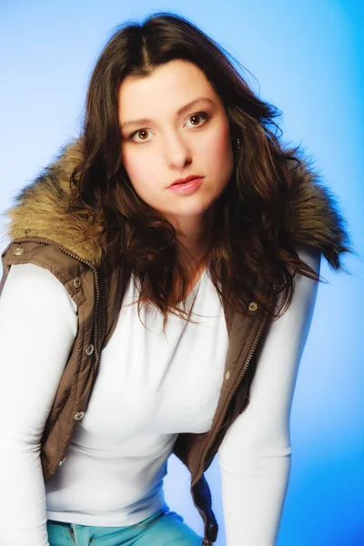 Mujer en chaleco casual. Moda de invierno. — Foto de Stock