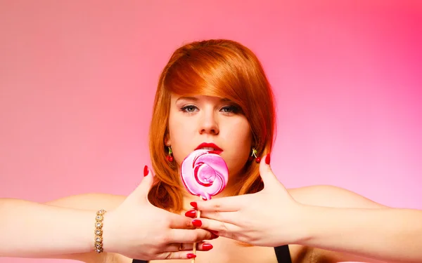 Kobieta z cukierek słodki lizak w dłoni. — Zdjęcie stockowe